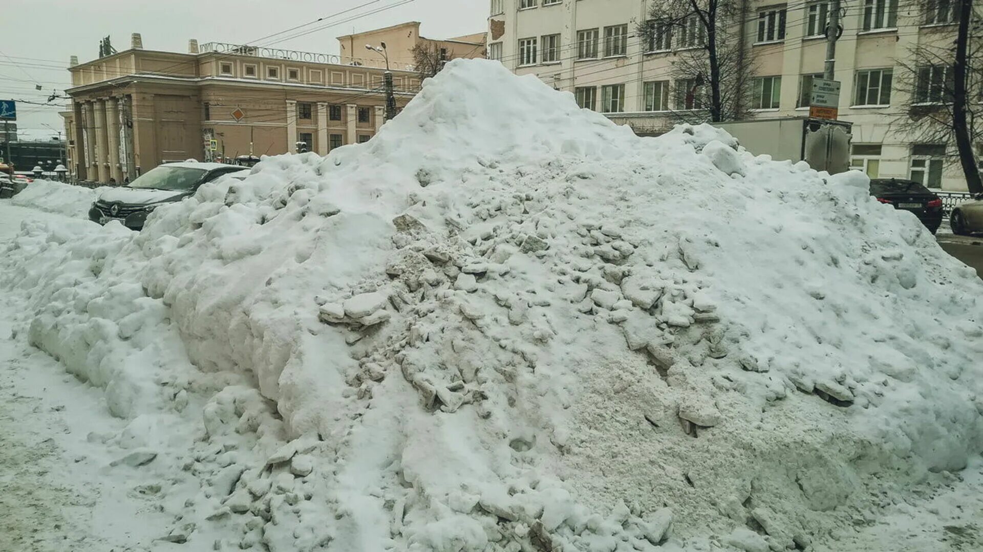 Почему происходит снег. Снегоплавильный завод уфа сагита агиша. сугробы во дворе. уборка снега. тонна снега.