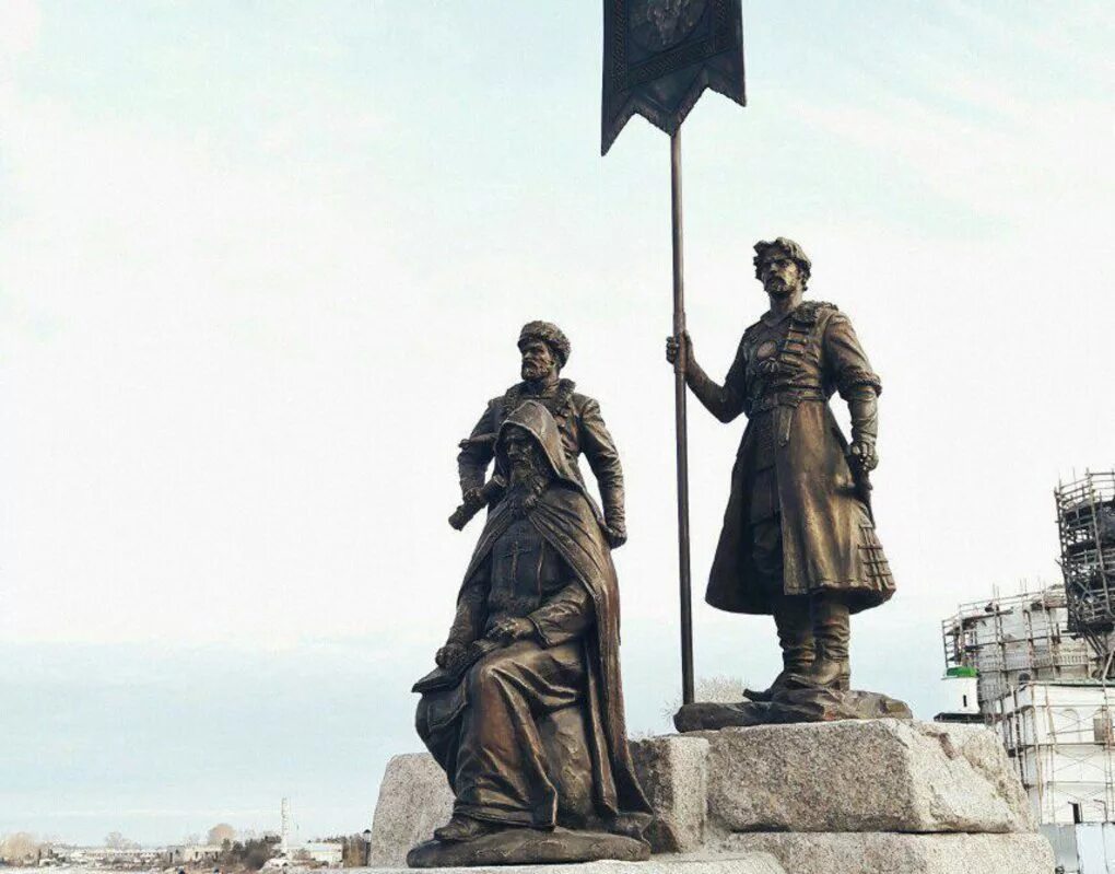 Памятник основателям енисейска. Оанаватели города енисейска. Основатели г енисейска. Памятник первопроходцам енисейска. Памятник основателям енисейска.