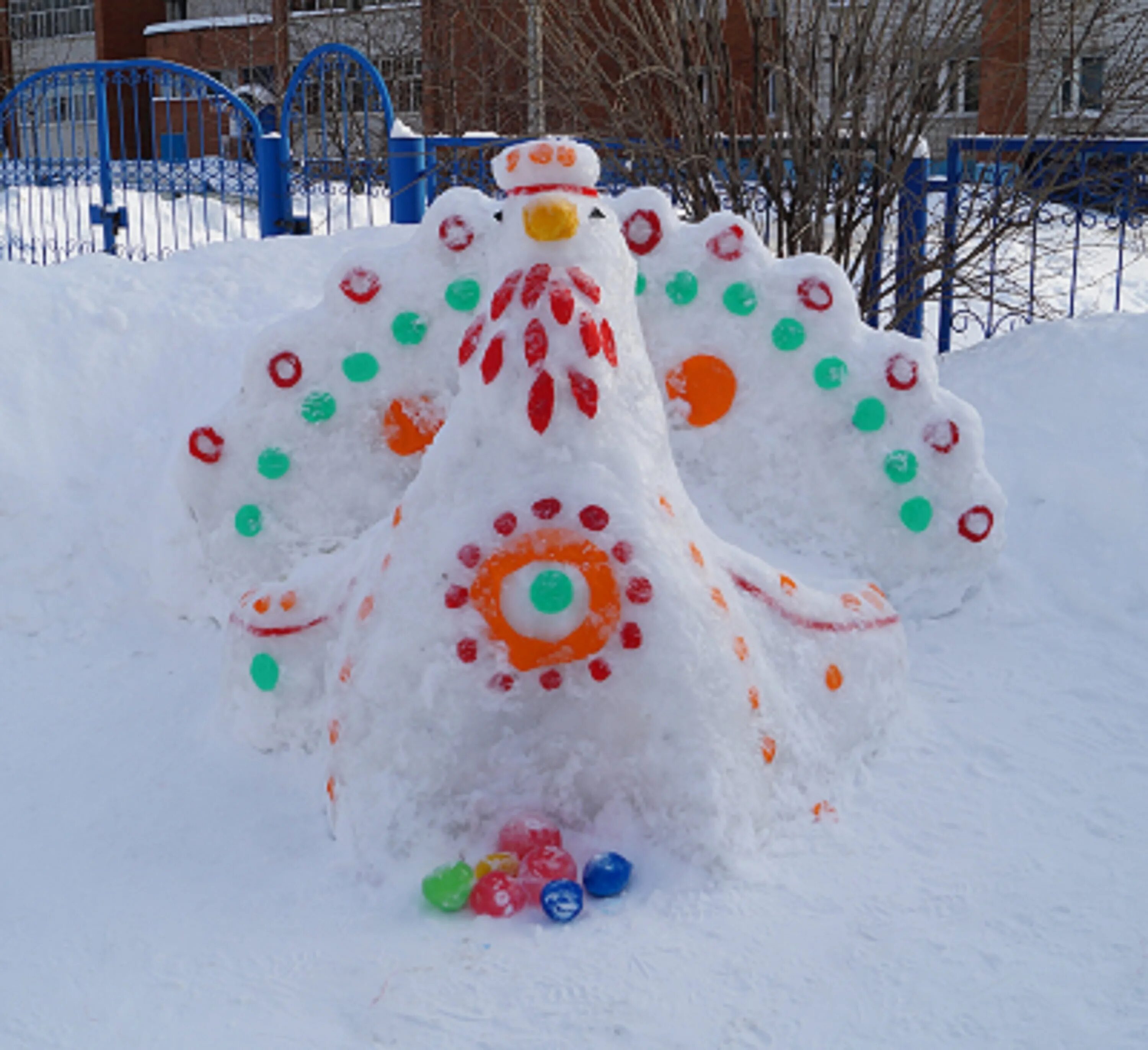 снежные поделки в детском саду. постройки из снега. украшение зимнего участка в детском саду. постройки из снега. зимние постройки в детском саду.