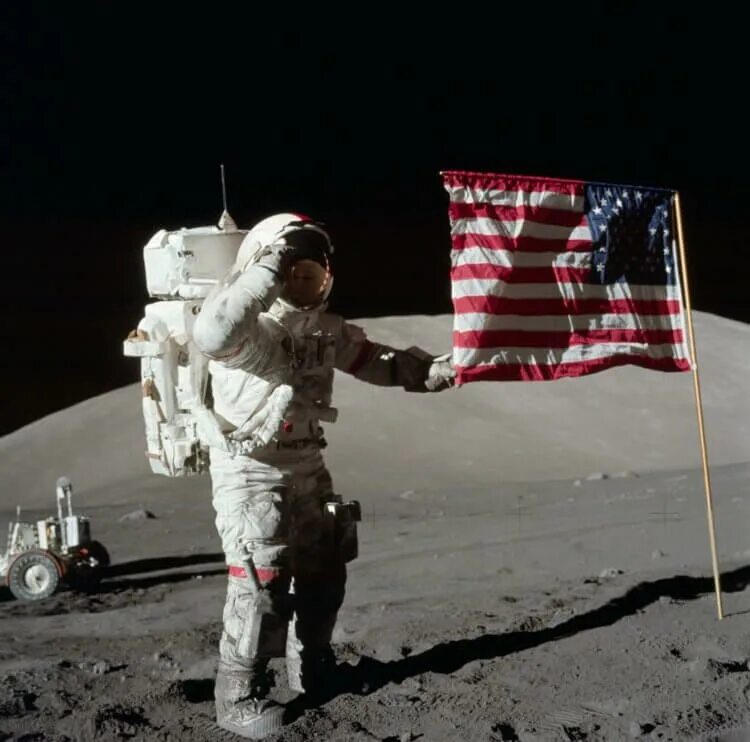 Полет первого американского космонавта. Аполлон 17 Юджин Сернан. Человек на Луне Аполлон 11. Миссия Аполлон 17. Юджин Сернан на Луне.