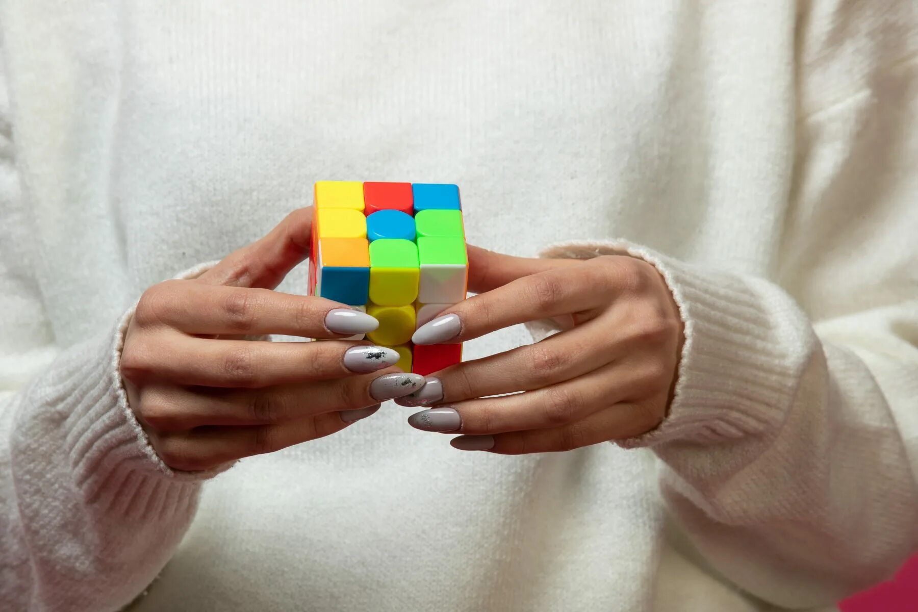 Кубик Рубика в руках. Кубик Рубика в женских руках. Рука с кубиками. Девушка с кубиком Рубика.