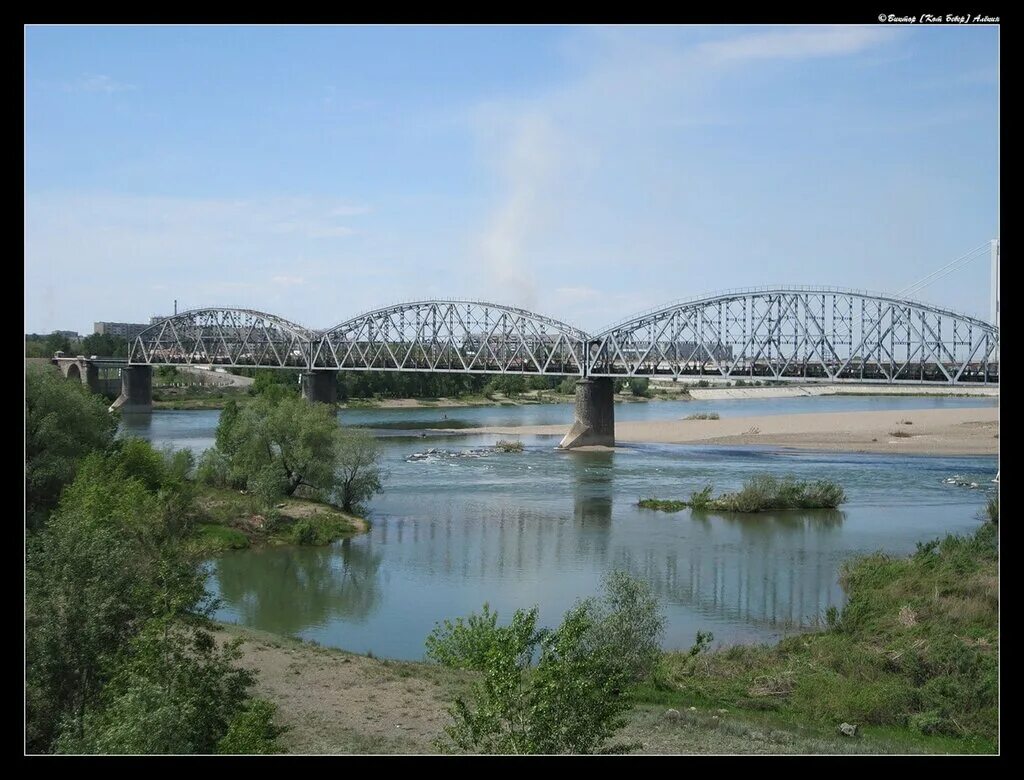 Иртыш 2 ханты-мансийск. Мост через реку иртыш. Мост красный дракон в ханты-мансийске. Омск железнодорожные мосты иртыш. Мост через реку иртыш.