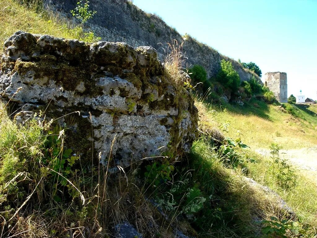 Погода изборск псковской области. Куэстовые гряды Изборск. Старый Изборск скалы. Кипун Изборск. Изборск Псковская усадьба Белянина.