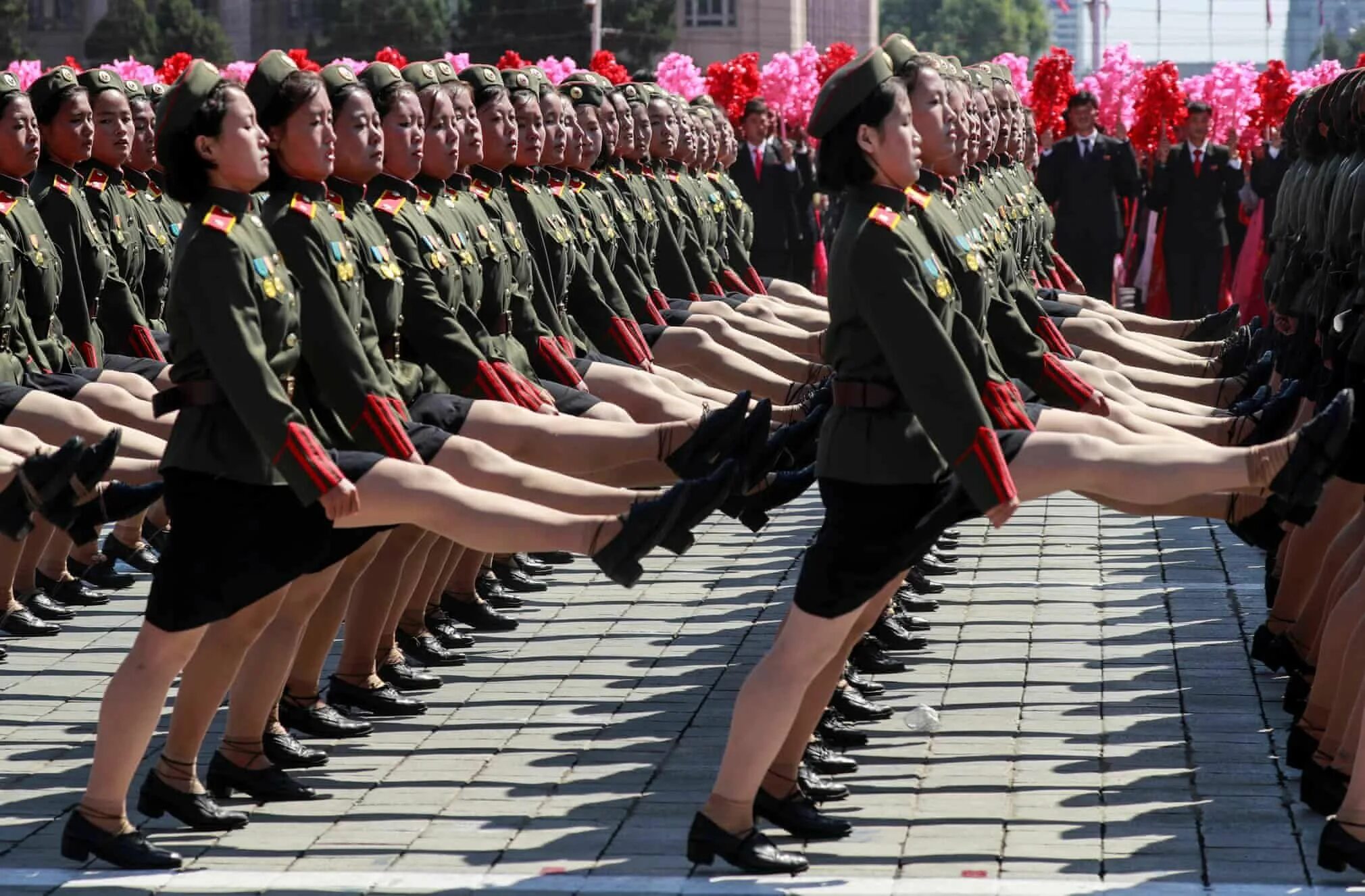 Красивая корея видео. Парад КНДР. Северная Корея маршируют на параде. Военный парад в Северной Корее. Северная Корея девушки военные маршируют.