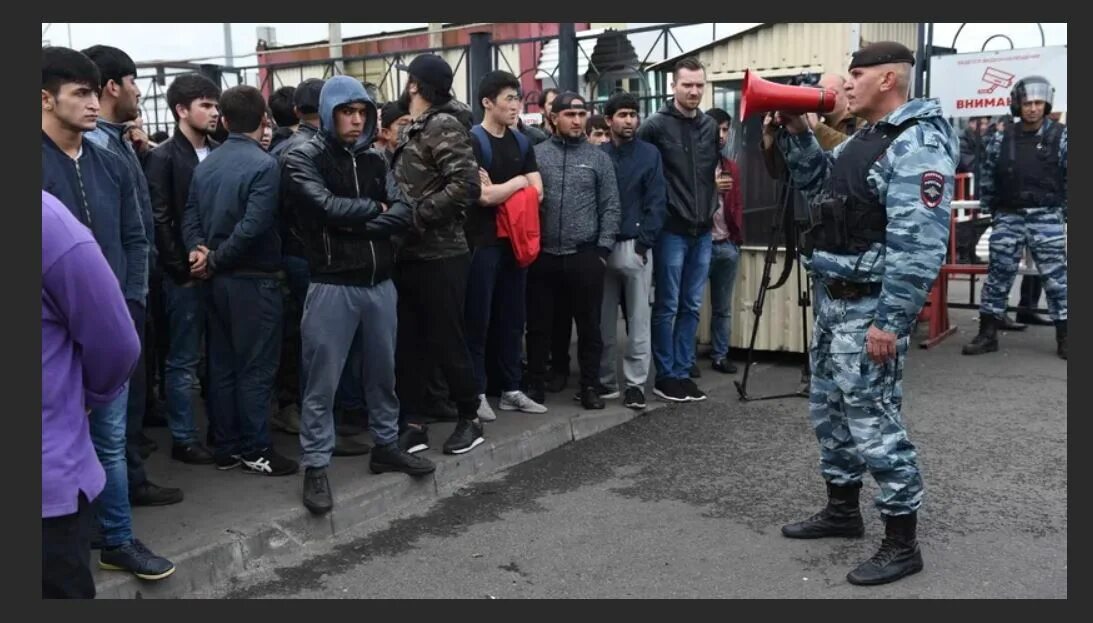 Таджиков прессуют. Толпа мигрантов в Москве. Толпа таджиков в Москве. Таджики мигранты в Москве.