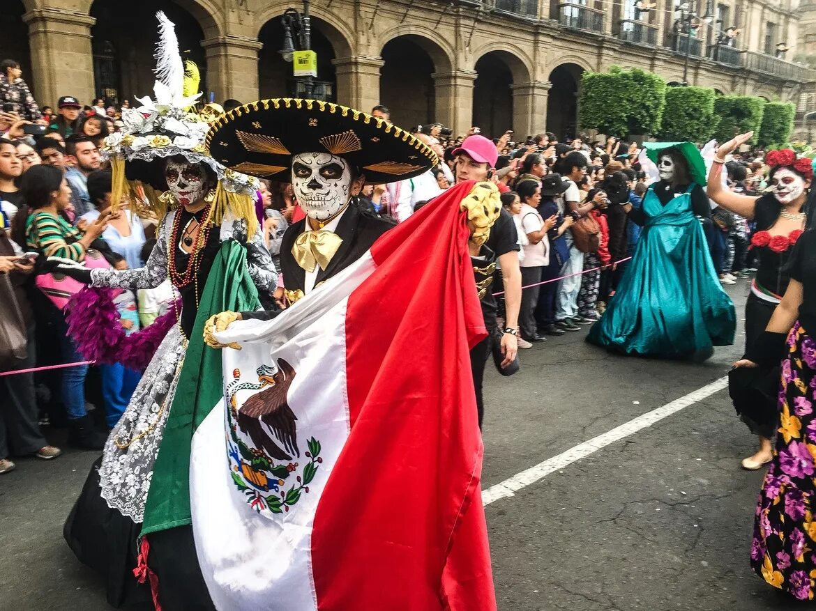 В каких странах отмечают праздник 8. Фестиваль мертвых в Мексике. Санта Муэрте Мексика карнавал. Фестиваль день мертвых в Мексике. Карнавал смерти в Мексике.