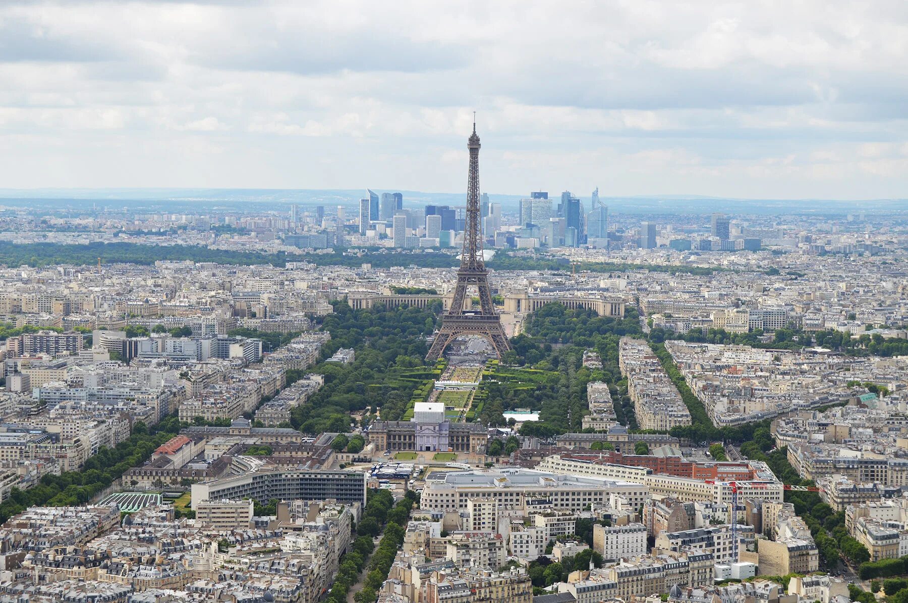 Париж дальше. Шанзелизе париж туристы. Утренний париж. Эйфелева башня в париже 2022. Париж эйфелева башня туристы.
