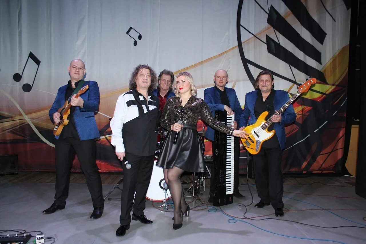 песни в исполнении птица. птичка на гитаре.