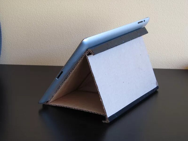 Подставка для планшета из картона. Самодельная подставка под планшет. Картонная подставка для планшета. Подставка для планшета своими. Подставка для планшета из картона.