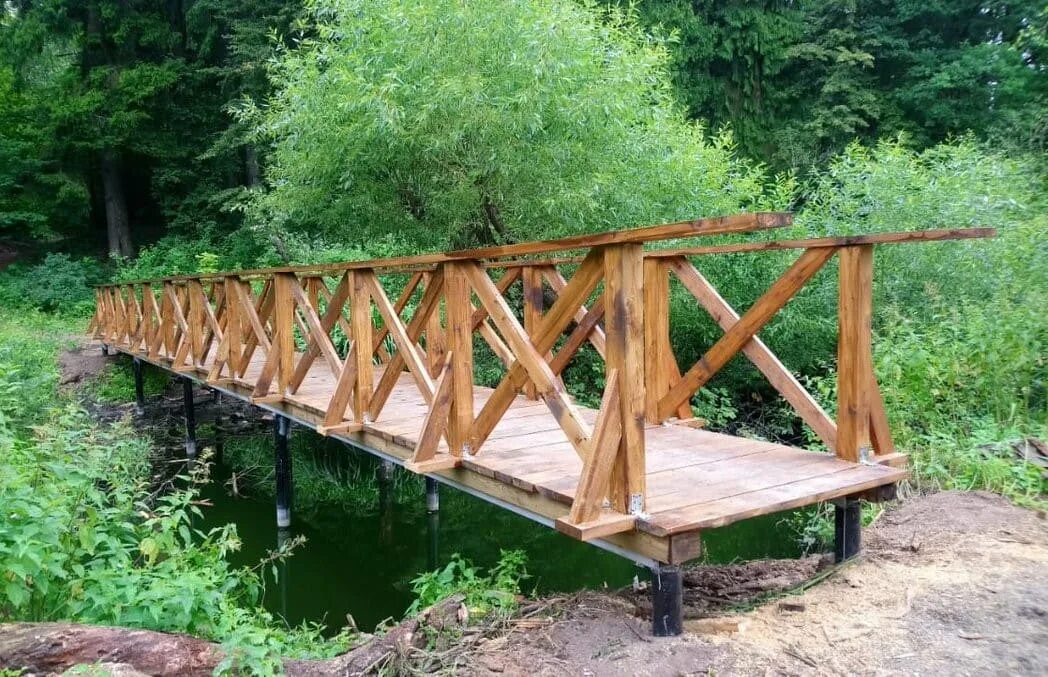 Построить деревянный мост. Деревянный мост. Деревянный пешеходный мост. Деревянный мост через ручей. Деревянный пешеходный мостик.