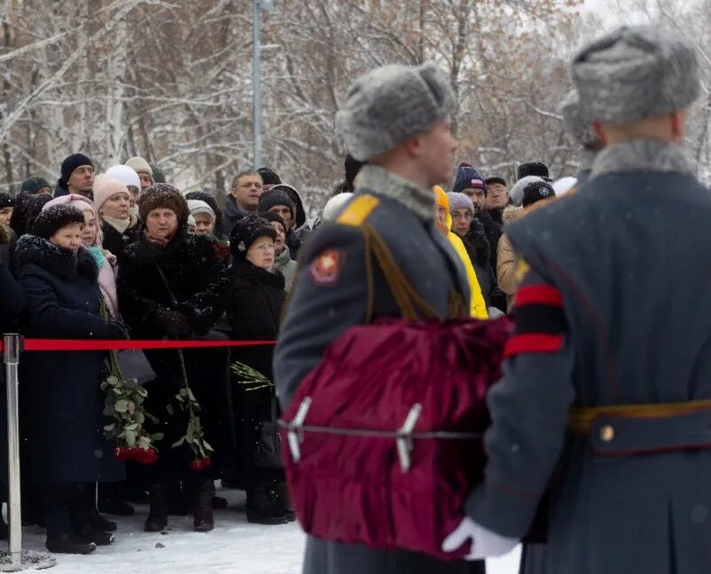 Женщины добровольцы на спецоперацию. Церемония прощания с погибшим на Украине на спецоперации. Похороны российских солдат.