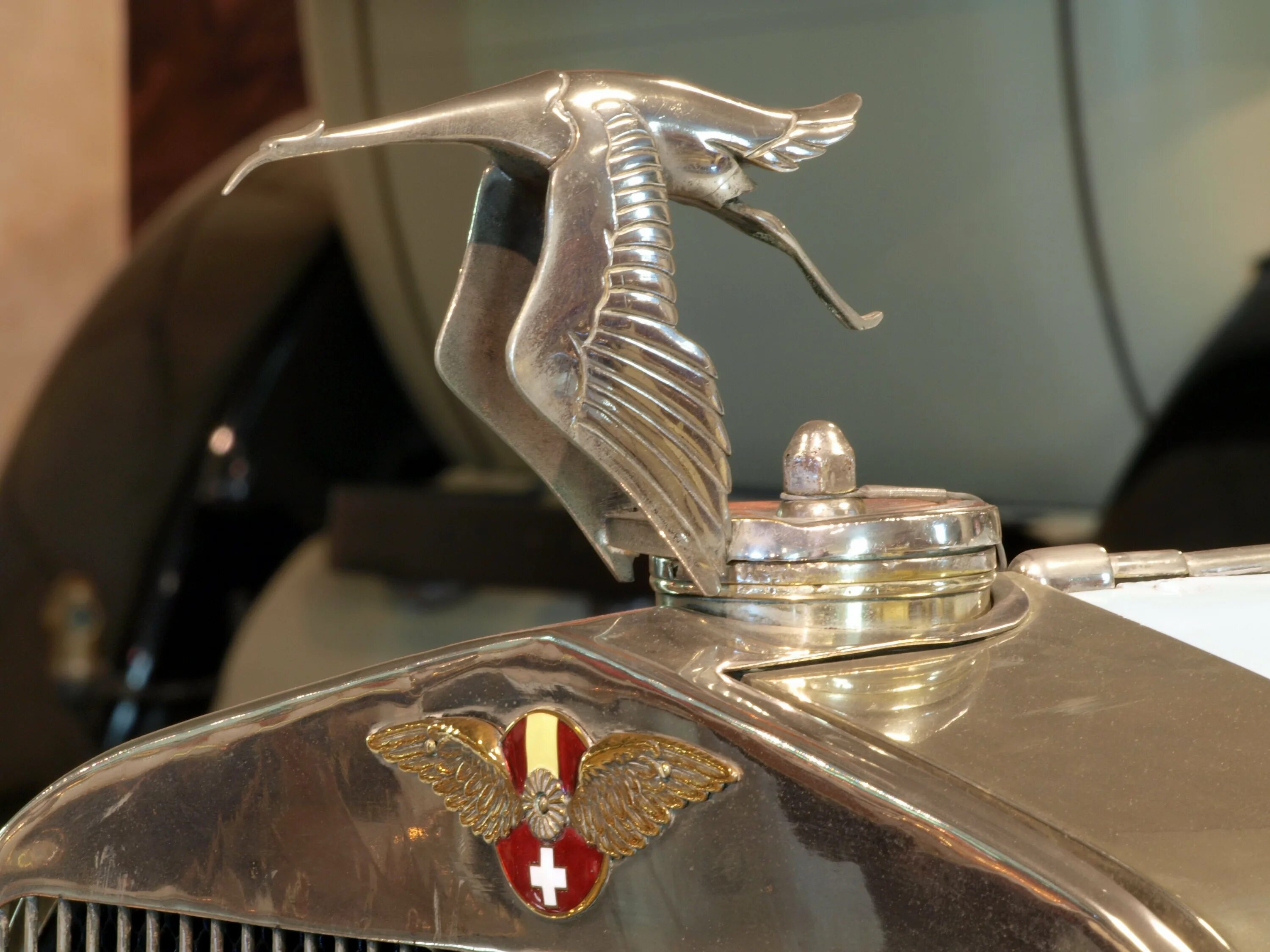 Значок на капоте. Hispano-Suiza h6b million-Guiet Dual-Cowl Phaeton (1924). Машина с крыльями. Крыло автомобиля. Машина с орлом на капоте марка.