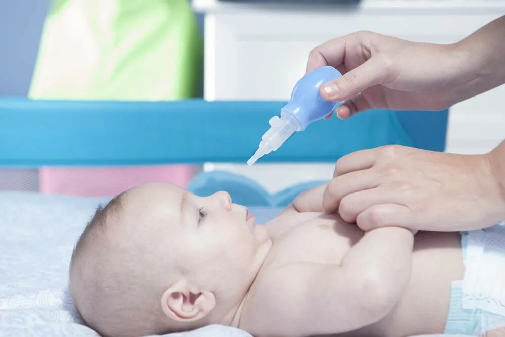 Физраствор малышу. Для промывания носа новорожденным. Промывание носа для новорожденных. Промыть нос новорожденному физраствором. Промывание носа новорожденному.