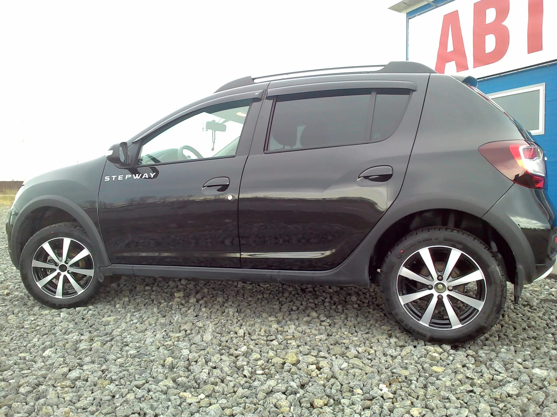 Renault sandero stepway диски. Диски на Рено Сандеро степвей r16. Renault Sandero Stepway диски 16. Диски r16 Sandero Stepway. Рено Сандеро степвей на 17 дисках.