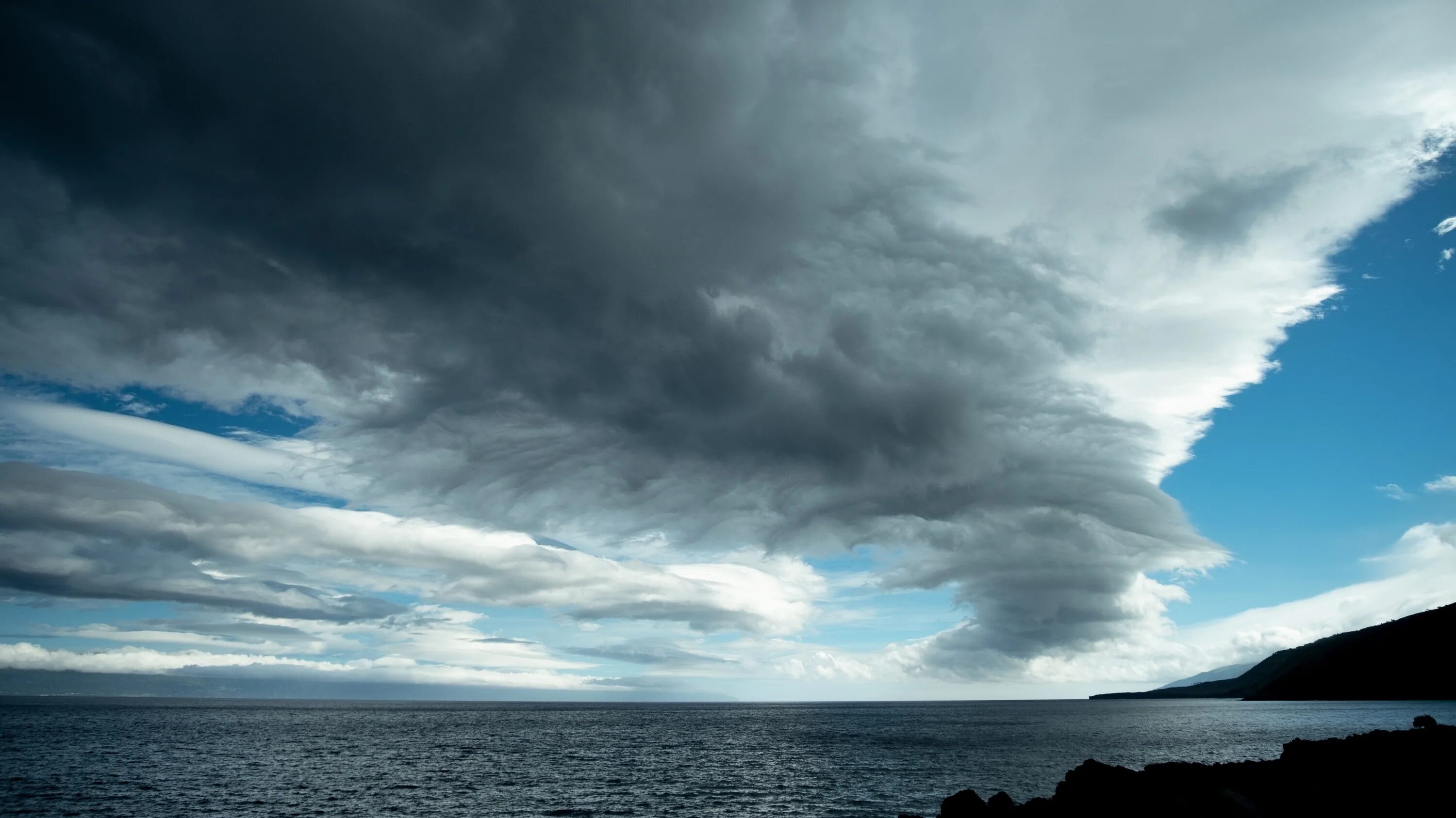 Stormy перевод. Storm approaching. Storm is approaching. Storm that is approaching фон на телефон. I am the Storm is approaching.