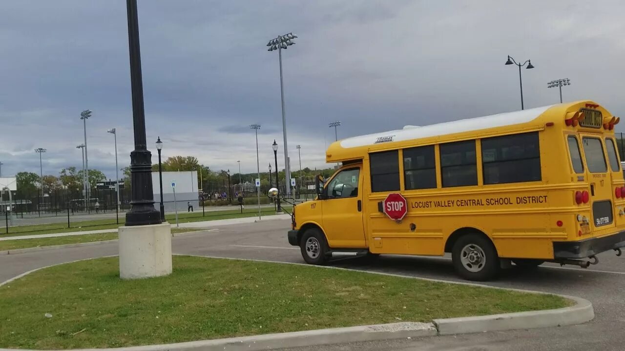 Мини школьный автобус. Гонка школьный автобус пикап. Blue Mini School Bus. Smith Newton Electric School Bus 2013 года. Школьный автобус право