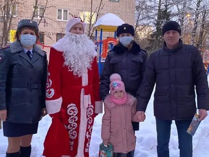 Поздравили детей сотрудников