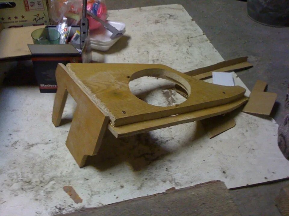 Акустическая полка лада приора хэтчбек. Полка хэтчбек своими руками. Полка хэтчбек своими руками. Стандартная задняя полка приора хэтчбек. Акустическая полка на приору хэтчбек.