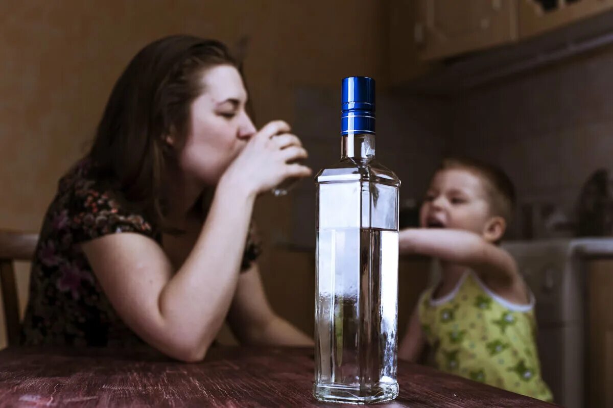 Пьющие родители. Пьющая мать. Злоупотребление спиртными напитками родителями.