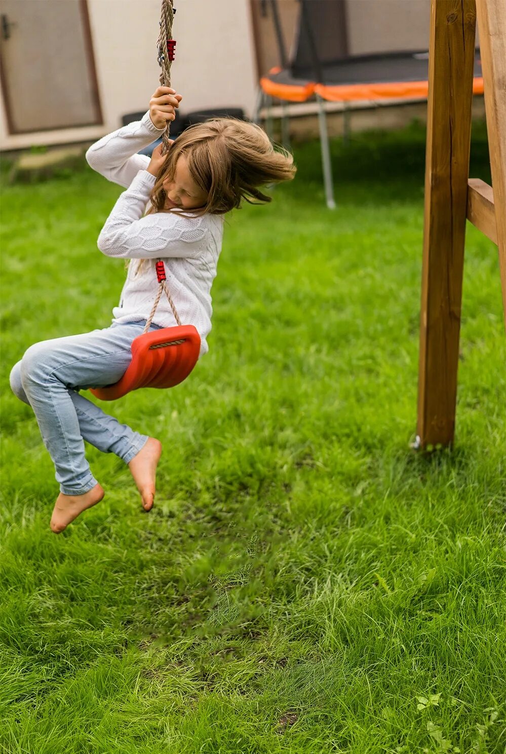 Child yard. Дети на качелях. Девушка на качелях. Качели. Девочка на качелях во дворе.