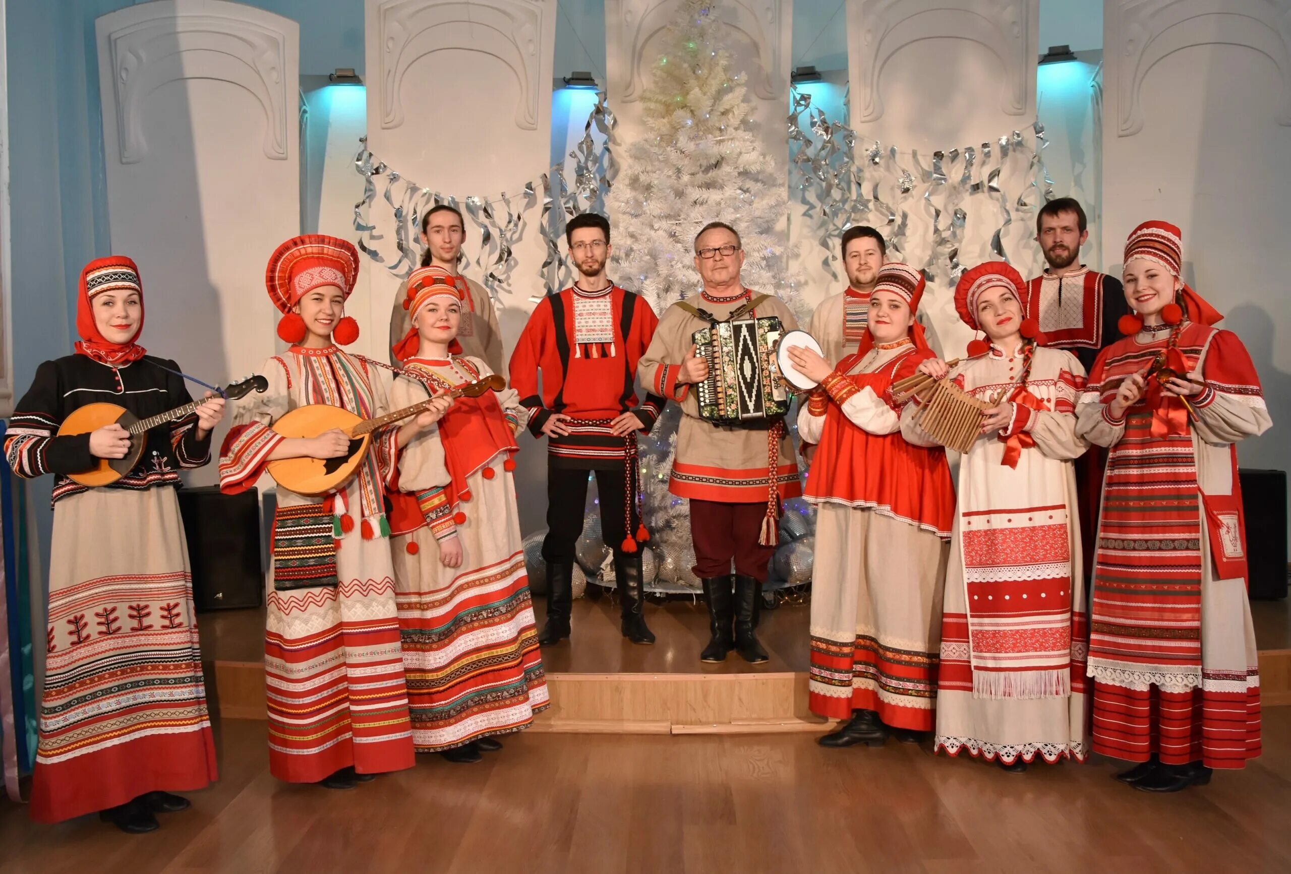 Маук город мастеров городец. Ансамбли города. Народный коллектив «хор русской песни» ульяновск. Царев город коллектив. Ансамбли города.