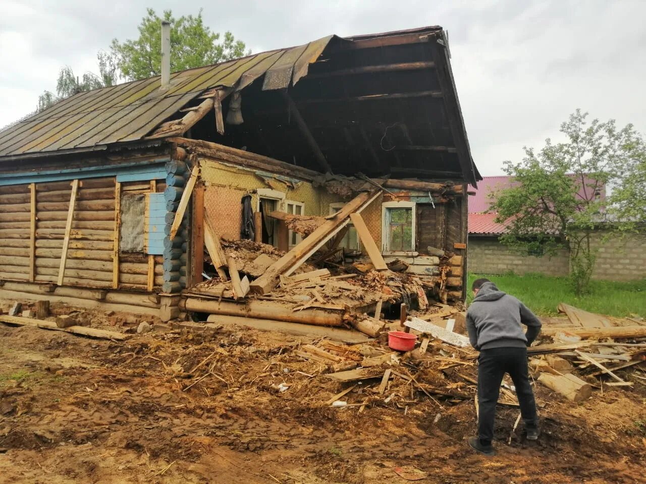 Разобрать и вывезти дом. Демонтаж старых домов. Демонтаж деревянных домов. Демонтаж деревянного дома. Снесенный деревянный дом.