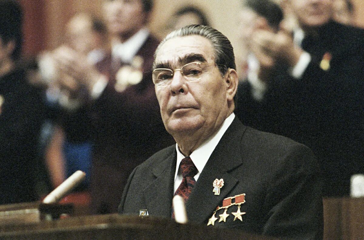 леонид брежнев (1906). 19 декабря родился леонид ильич брежнев. какой город был брежнев. брежнев улыбается. брежнев леонид ильич биография.