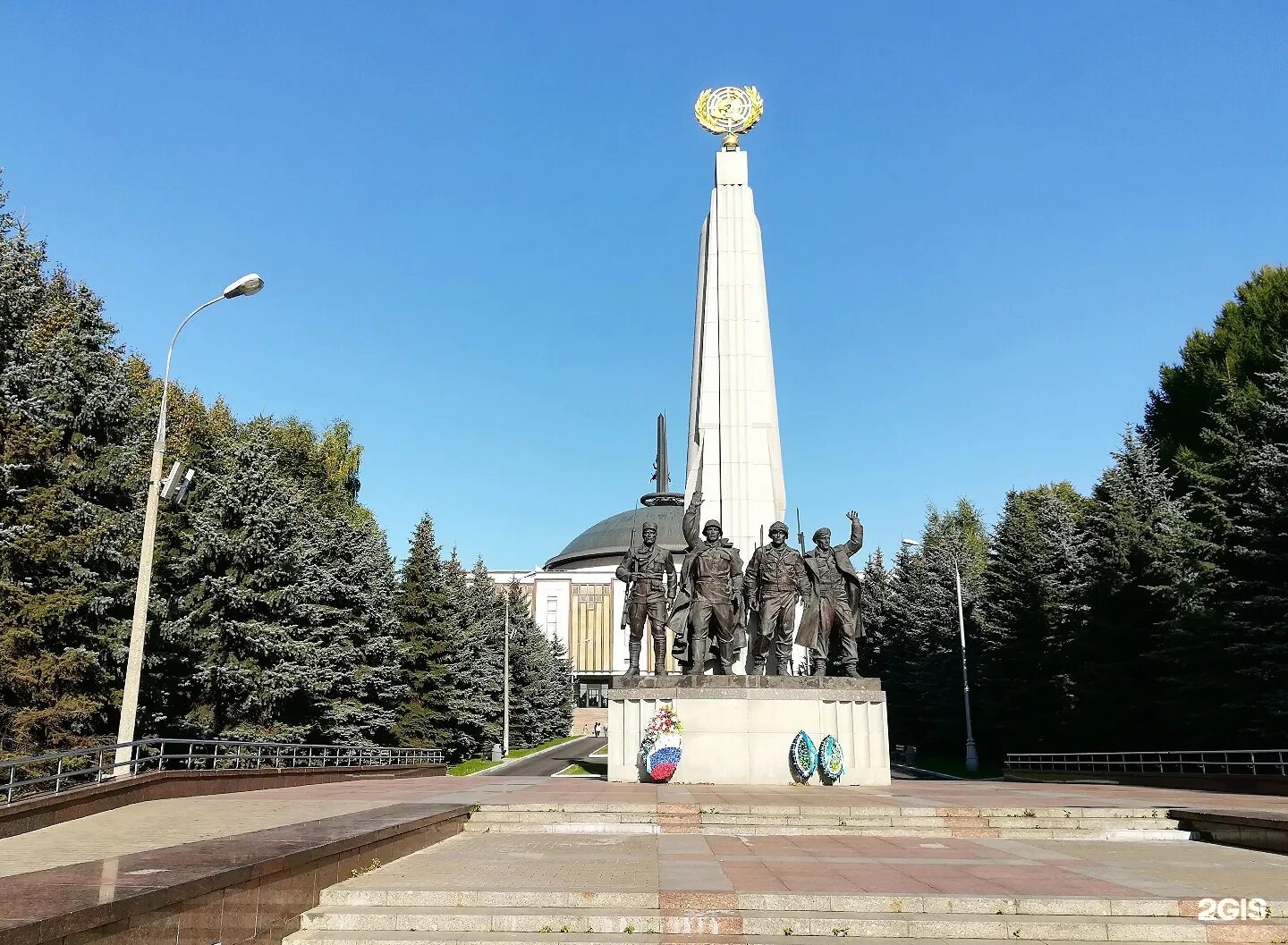 Памятник победы на горе. Мемориальный комплекс Поклонная гора. Мемориал на Поклонной горе. Монумент на Поклонной горе в Москве. Памятники в парке Победы на Поклонной горе.