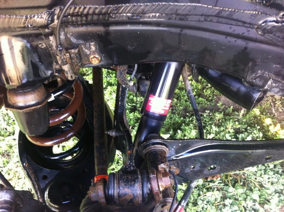 Крепление заднего амортизатора рав 4. Задний амортизатор тойота рав 4 1 поколения. Задние амортизаторы тойота рав 4. Амортизаторы тойота рав 4. Замена задних пружин рав 4 2 поколения.