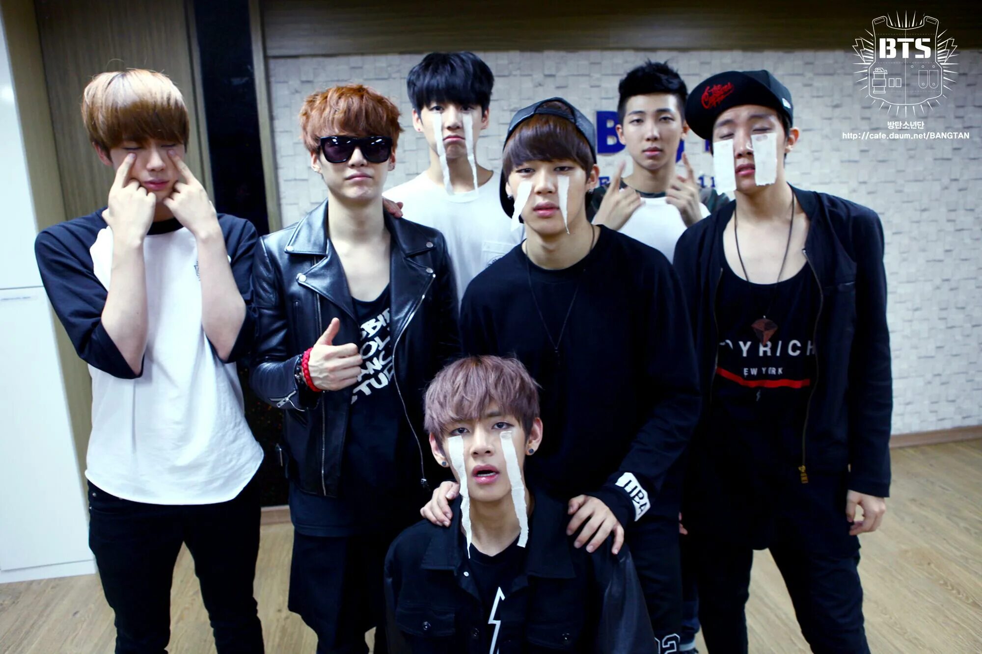 Bts sub. Бтс буллетпруф. bts короли. bts rookie king. бантан 2013.