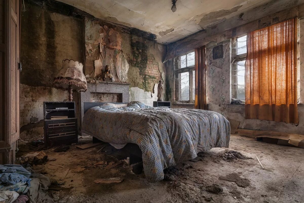 Old bedroom. Заброшенная спальня. Заброшенная комната. Спальня в заброшенном доме. Старинная комната.