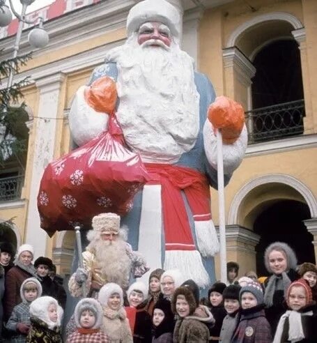 Блокадный дед мороз. Дед Мороз у Гостиного двора. Скульптура Деда Мороза на Невском. Деды Морозов на Невском. Фигура Деда Мороза у Гостиного двора.