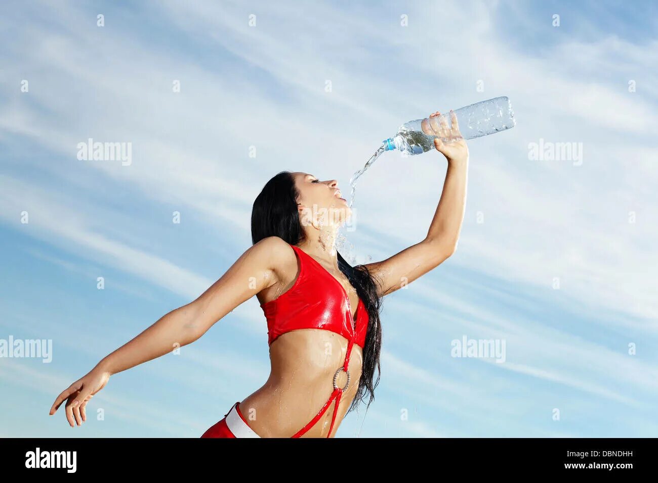Девушка в воде. А она льет воду. Наливает воду. Девушка льет воду. Побрызгал рукой воду видео.