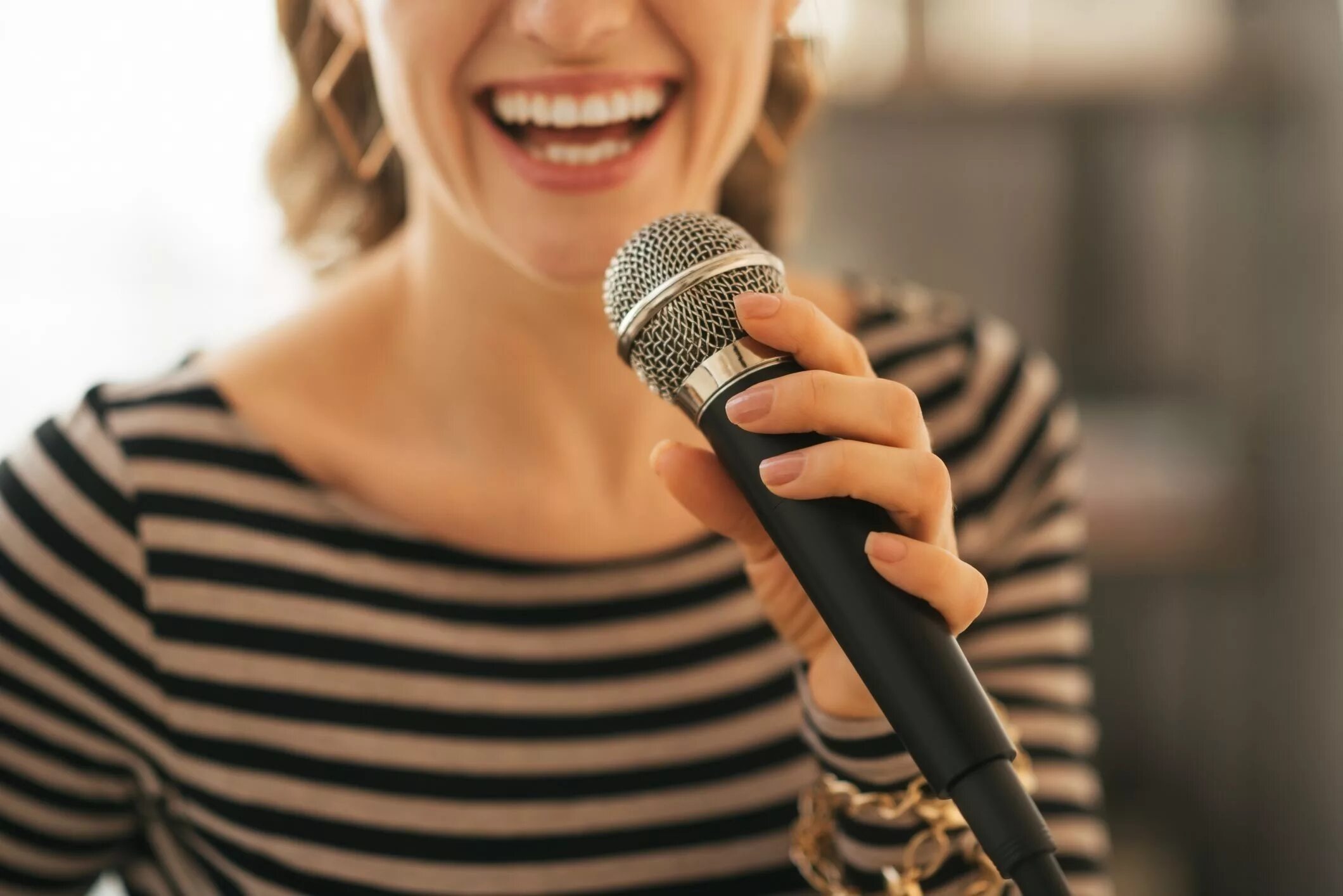 Художественно вокальное. Микрофон. Женщина с микрофоном. Девушка поет. Поет в микрофон.