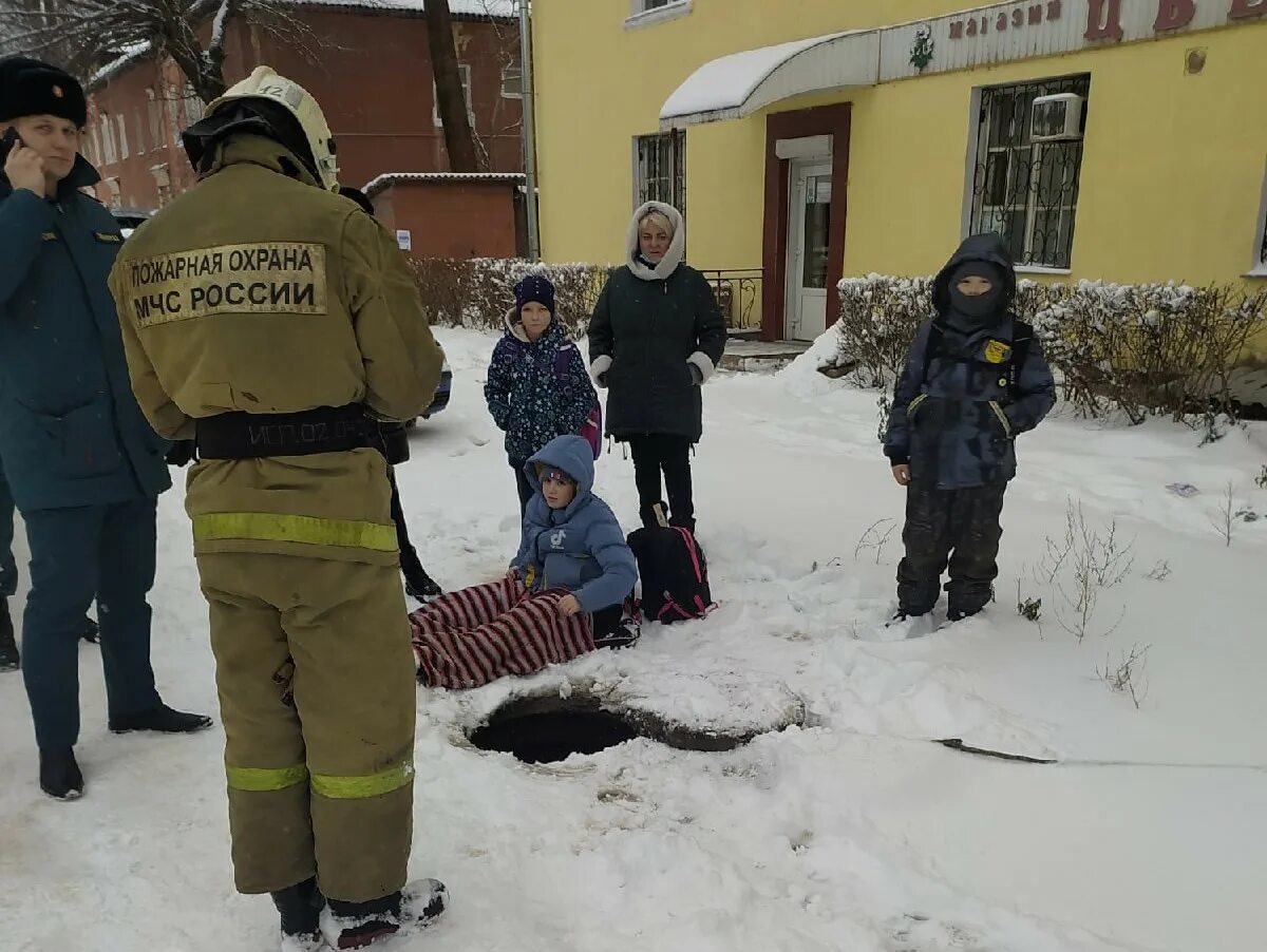 Девочка упала в люк на квесте. Ребенок провалился в снег. Девочка провалилась в люк. Девочки Ржев.