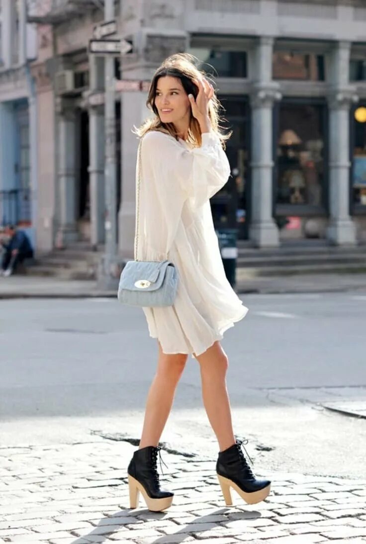 Белое платье с ботинками. Ханнели Мустапарта стиль. Женственный образ. Образы с белой сумкой. Образ с белым платьем.