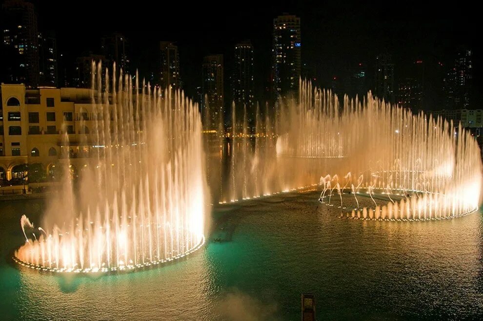 Дубайские фонтаны. Музыкальный фонтан в Дубае. Дубай фонтаны Бурдж Халифа. Бурдж Халифа шоу фонтанов. Поющие фонтаны в Дубае (фонтан Дубай).