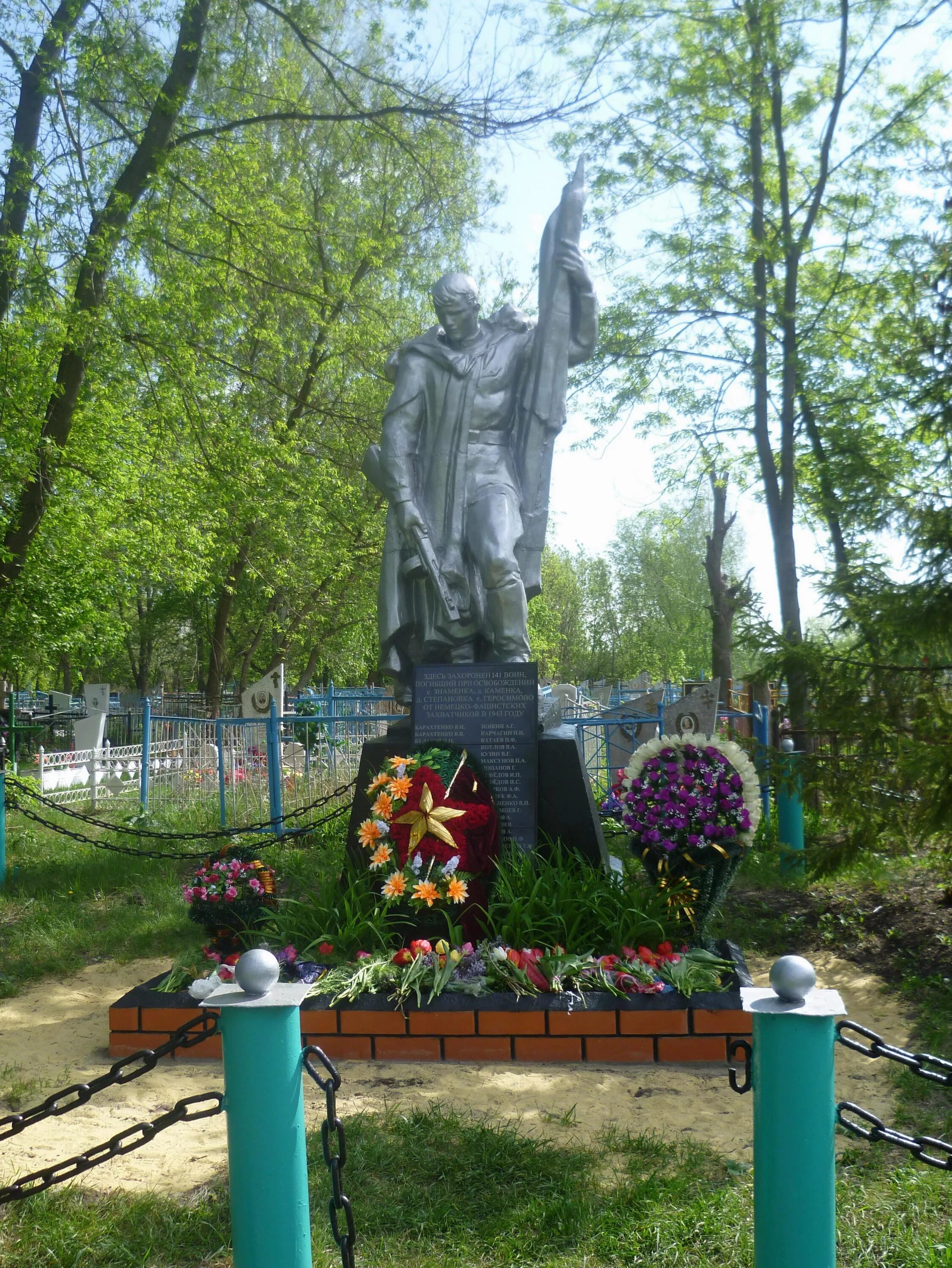 Село жерновец курская область. Мемориал курская битва поныри. Курская братская могила. Мемориал курская битва поныри. Братские могилы курская область.
