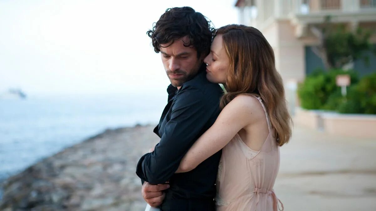 Женщина влюбилась в мужчину. Девушка влюбляется в того с кем. Девочка любит девочку. Девушка влюбляется в того с кем. Картинки парень с девушкой.