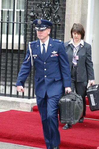 Ядерный чемоданчик президента. Форма офицера с ядерным чемоданчиком. Ядерный чемоданчик Путина.