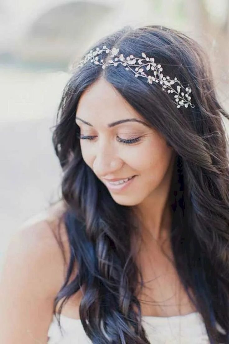 Диадема на распущенные волосы. Свадебные прически с диадемой. Свадебные прически распущенные волосы с диадемой. Диадема на распущенные волосы. Свадебные прически с диадемой.