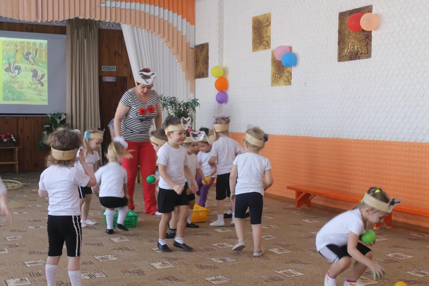 Спорт во 2 младшей группе. Ходьба врассыпную в младшей группе. Бег в колонне врассыпную младшая группа.