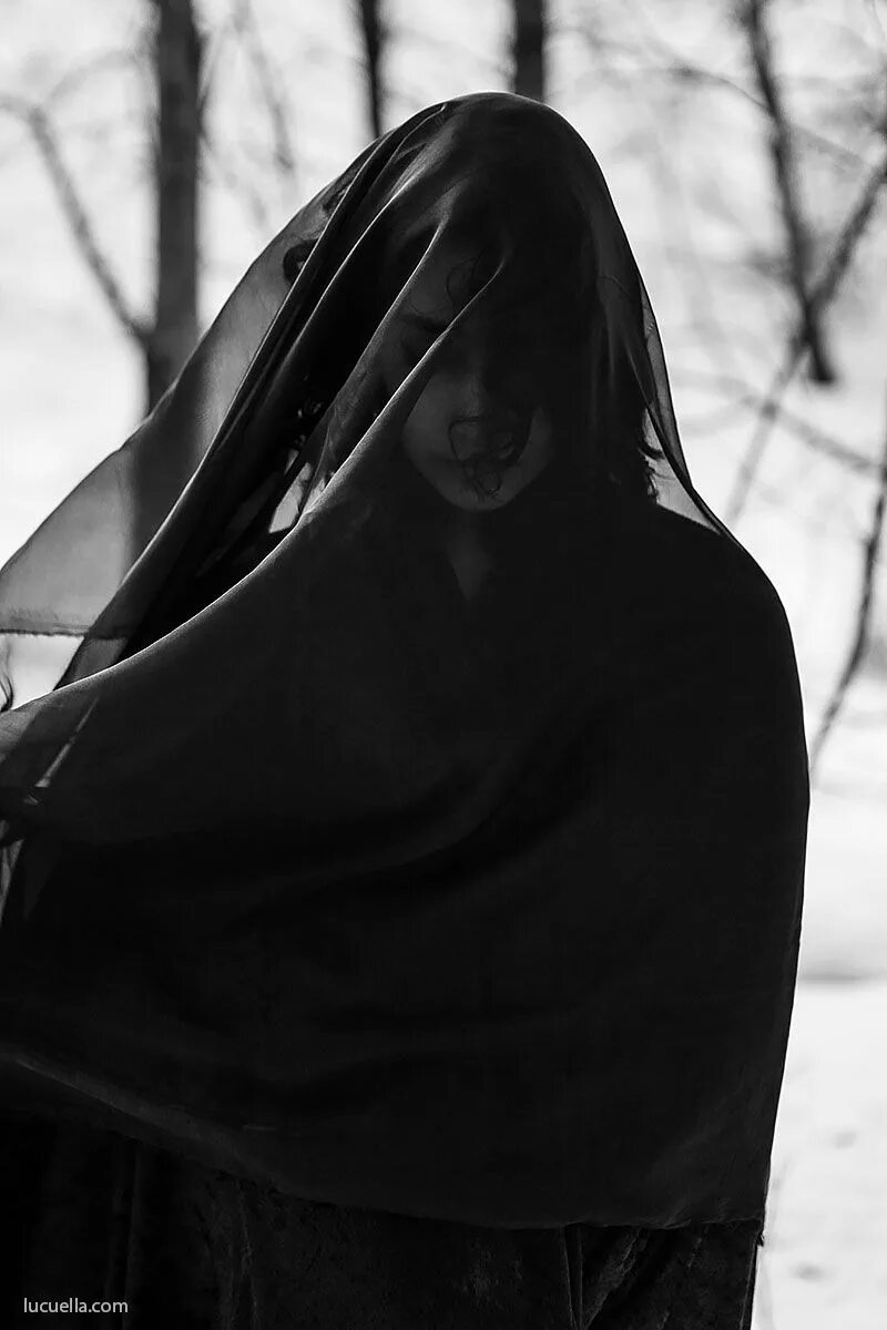 Изображения ангелов на памятниках. Скорбящий ангел. Скорбящая женщина картинки. Скорбящая мать. Скорбящая мать гравировка.