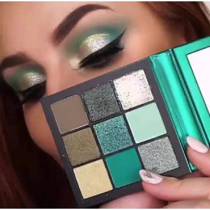 Палетка теней Emerald Obsessions Palette. Тени Huda Beauty Emerald. Палетки худа Бьюти изумруд. Farres Cosmetics Emerald Obsessions тени макияж. Зеленая палетка теней