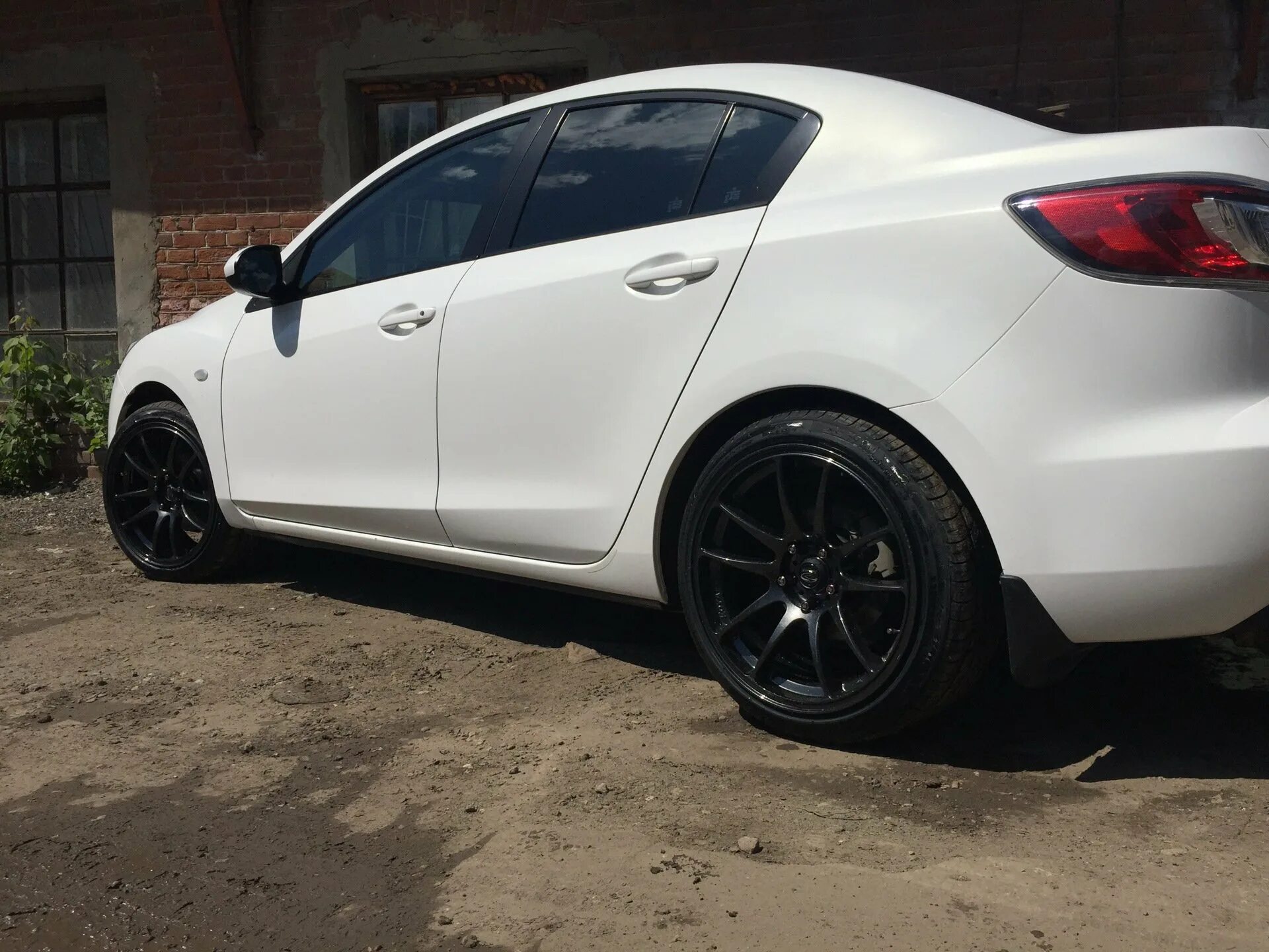 Какие диски к какому цвету. Mazda 3 purple white. белая мазда 3 bl и черные глянцевые диски. черный глянцевый диск на мазда 3. диски на белой машине.