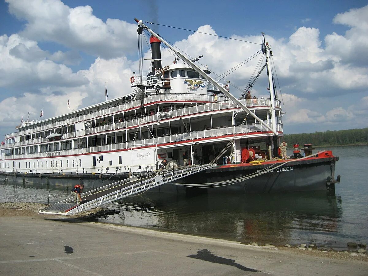 А можно на пароход. Delta Queen пароход. Речной пароход Миссисипи. Mississippi Queen Steamboat 19 века. Речной флот Миссисипи.