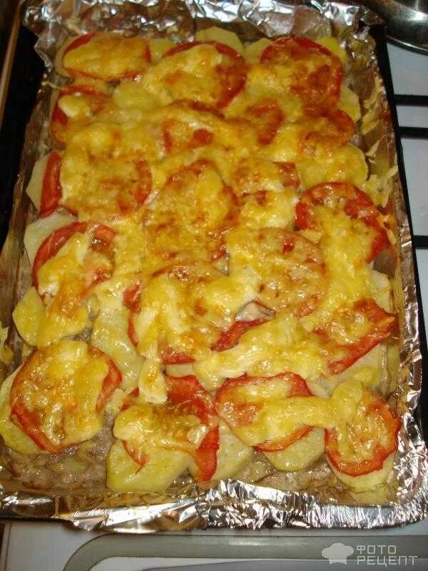Фарш в духовке с сыром и помидорами. Запеканка с картошкой помидорами и сыром в духовке. фарш с картошкой в духовке с сыром и помидорами. запеканка картофельная с фаршем в духовке с сыром и помидорами. фарш с картошкой в духовке с сыром.