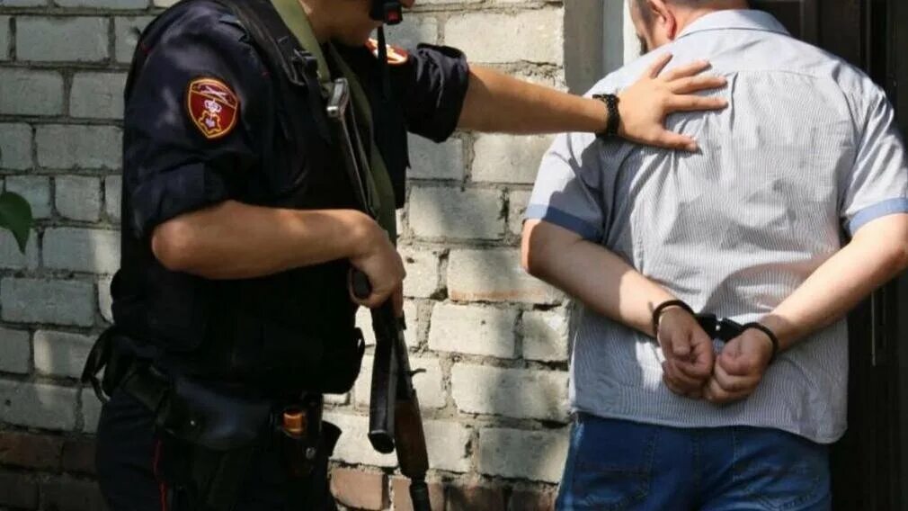 Полиция при исполнении. Нападение на полицию фото. Полицейский ругает ребенка. Мужик с пистолетом Челябинск.