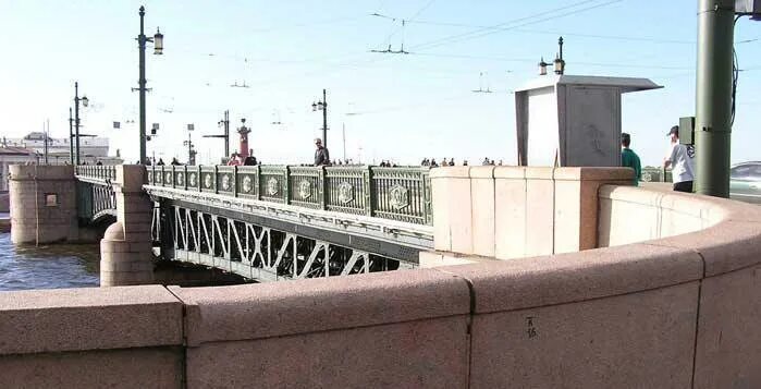 Какое событие связано с дворцовым мостом. Елагин мост в Санкт-Петербурге. Дворцовый мост неразведенный. Дворцовый мост днем неразведенный. Дворцовый мост в обычном состоянии.