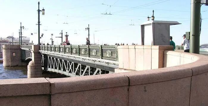 Какое событие связано с дворцовым мостом